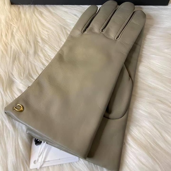 76014 - Coach Sculpted Signature Leather Tech Gloves - Picture 2 of 4